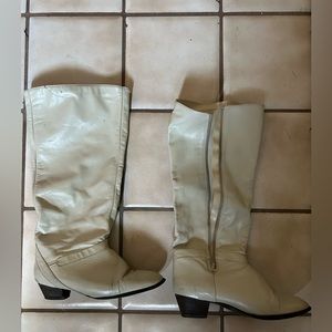 White leather boots, size 7. Worn